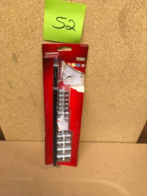 lot 52 image: Husky 14, 38, 12 in. E-Torx Socket Set in good condition