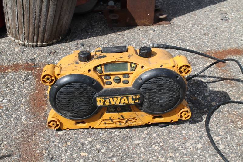 Radio  DC Charger DeWalt Onsite Model # DC011