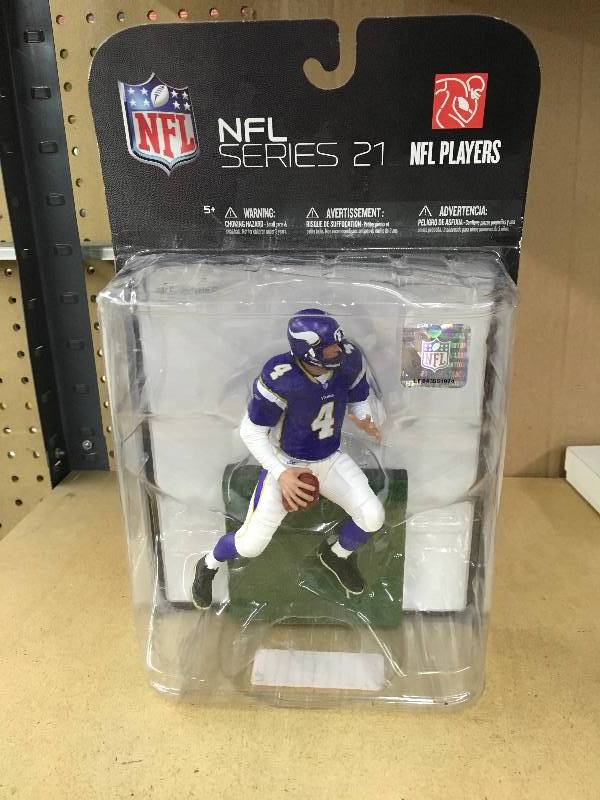 lot 264 image: Minnesota Vikings Brett Favre Figurine