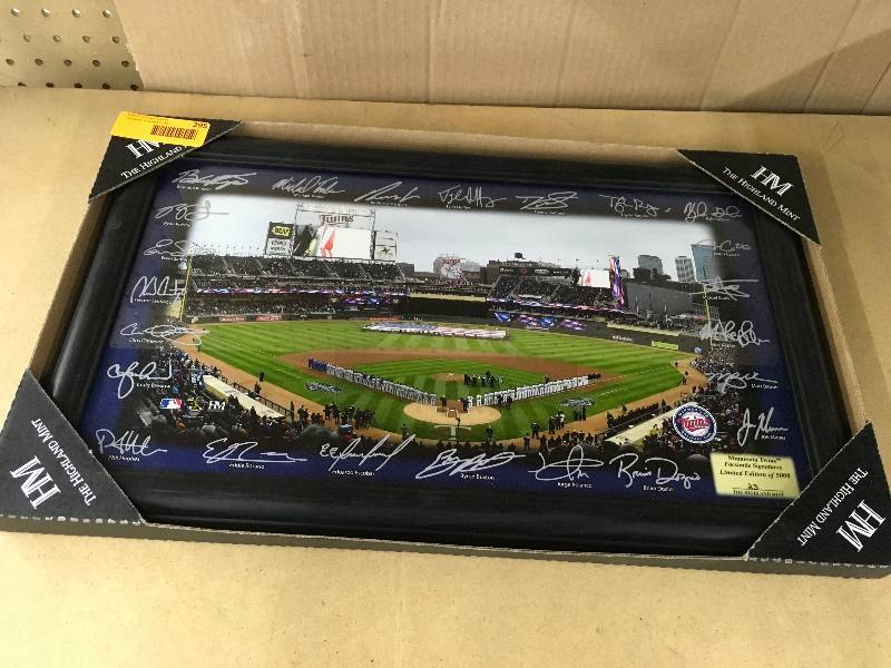 lot 295 image: The Highland Mint Minnesota Twins Facsimile Signature Limited Edition of 5,000 Photograph