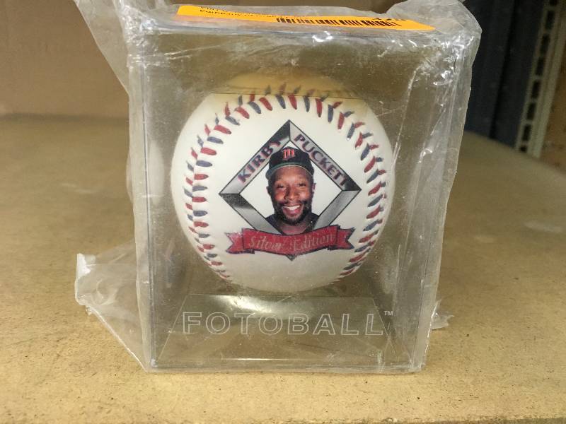 lot 328 image: Kirby Puckett Basball