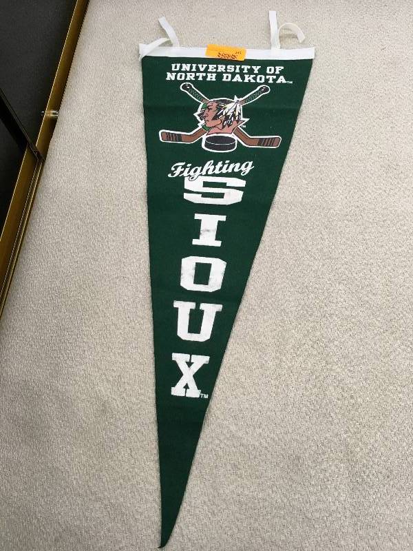 lot 339 image: UND Fighting Sioux Hockey Pennant