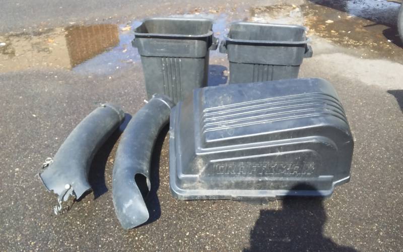 lot 7 image: Craftsman Double Bin Bagger For Riding Lawn Mower