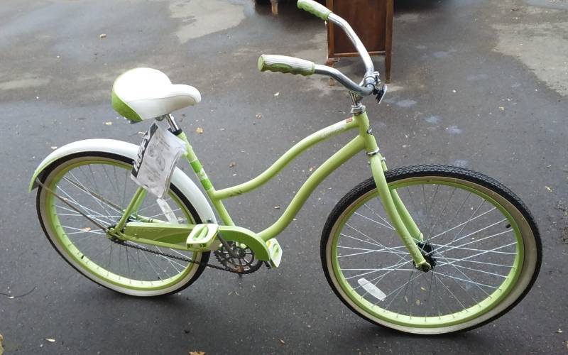 lot 10 image: Huffy Cranbrook Ladies 26 Inch Bicycle Looks New With Manual Attached