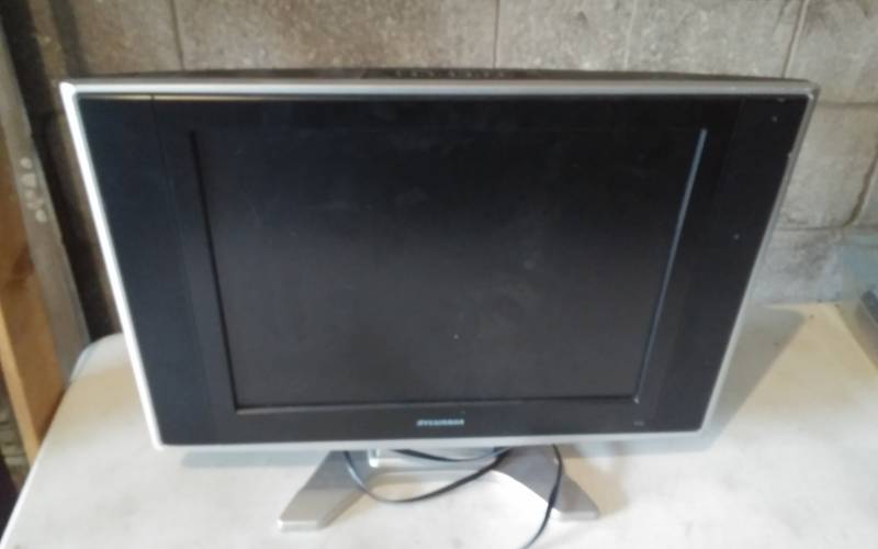 lot 21 image: Sylvania 20 Inch Flat Screen TV Works.