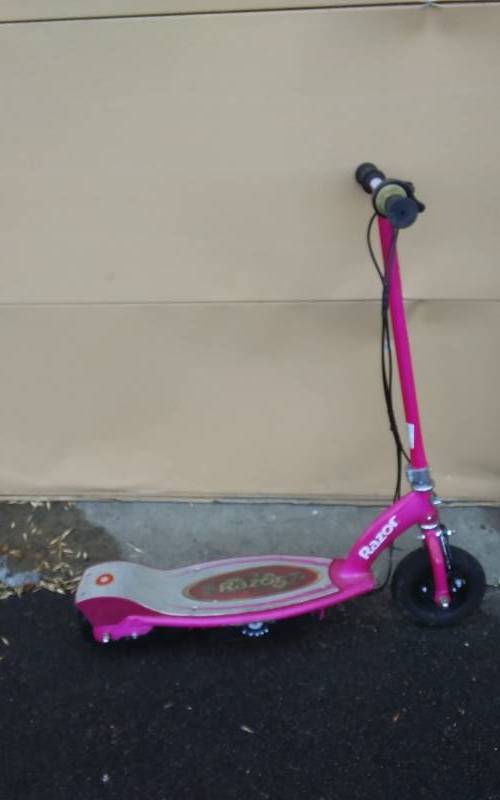 lot 26 image: Razor Electric Scooter No Charger-(Can Buy On Line)