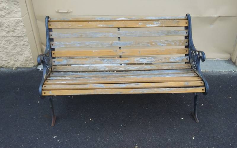 lot 32 image: 4 Foot Case Iron Frame Bench