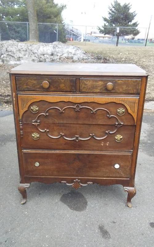 lot 33 image: Vintage 4-Drawer Chest With Claw Feet 18x38x45 (Has Character)