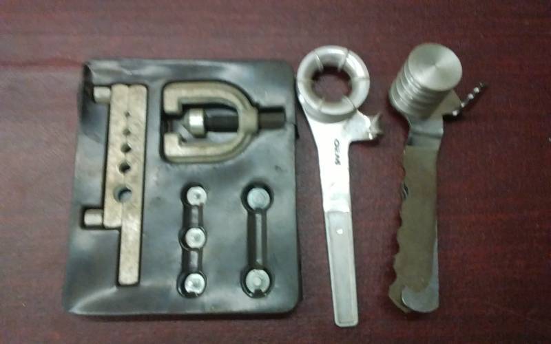 lot 49 image: Brake Line Flaring Tool, 2-Line Benders