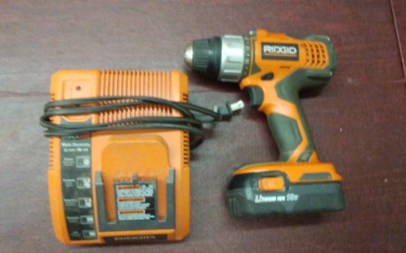 lot 51 image: Ridgid 18 Volt Lithium Ion Drill With Battery & Charger. Works