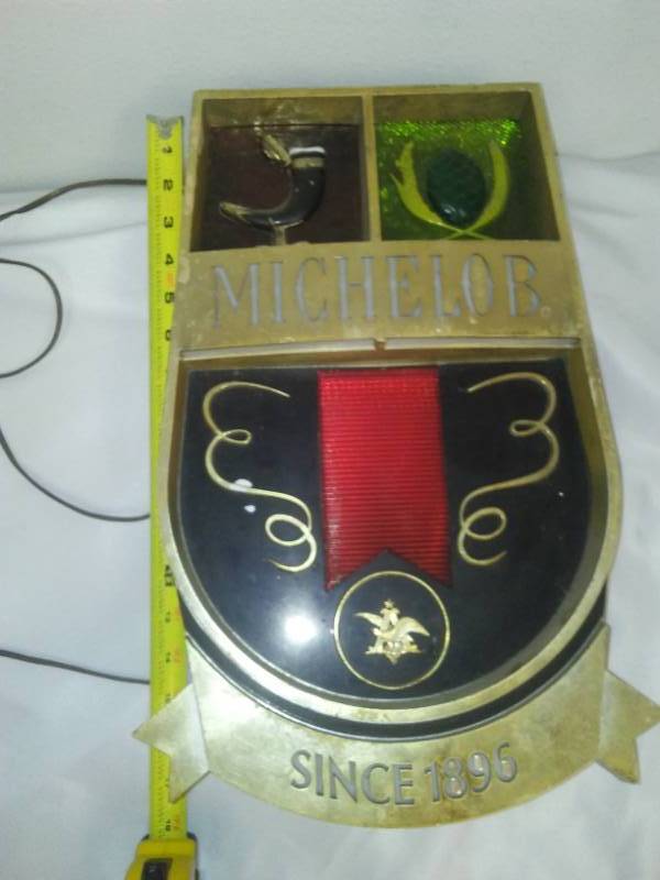 lot 9 image: Michelob Lighted Beer sign,