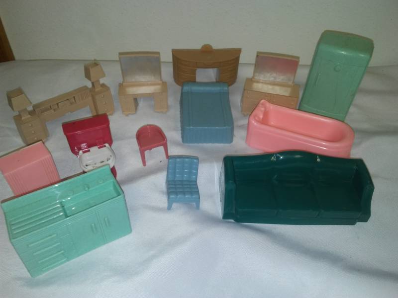 lot 18 image: Marx Doll House furniture