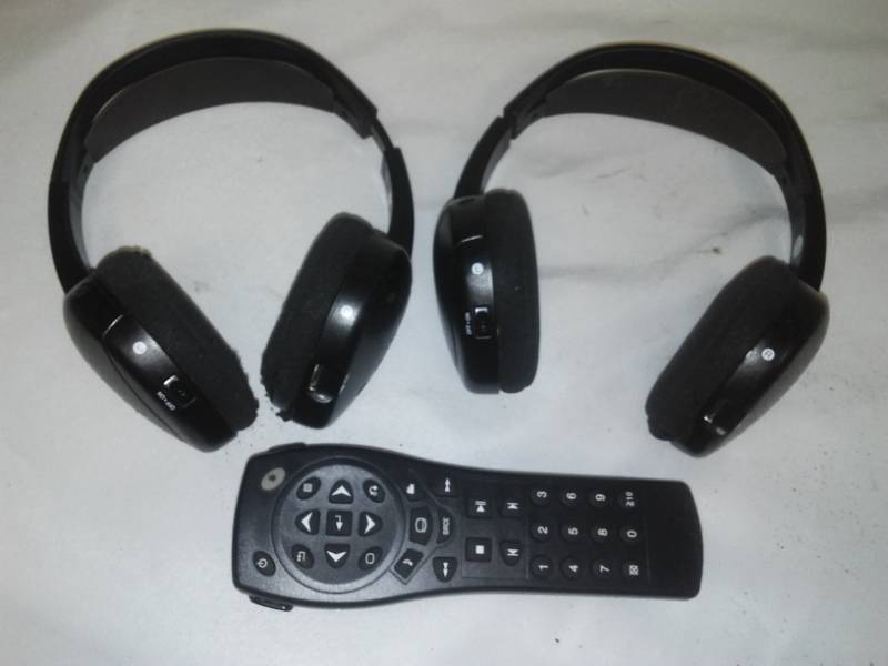 lot 20 image: 2 Sets wireless TV headsets and remote