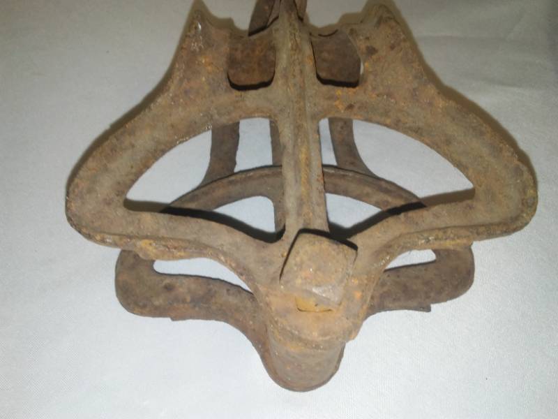 lot 67 image: Swivel Cast antique pulley