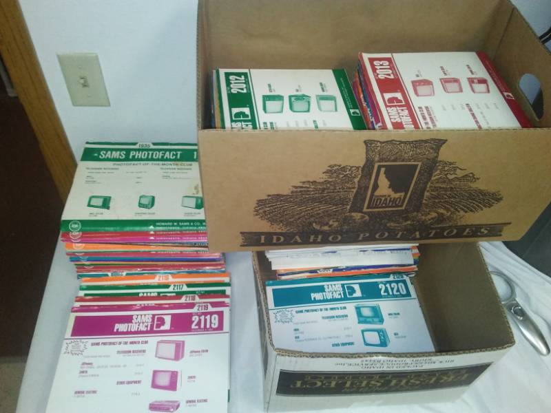 lot 76 image: Vintage Howard W. Sams & Co. Technicians repair folders illustrated and diagrams