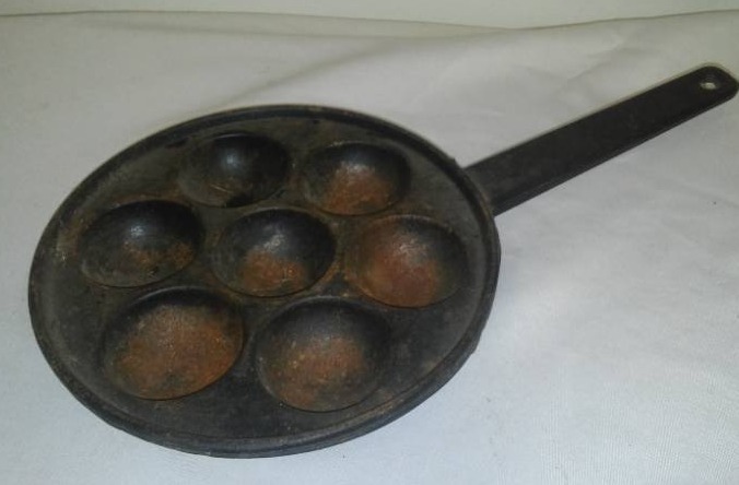 lot 77 image: Cast Iron Egg Iron Skillet pan. 8 in. dia.