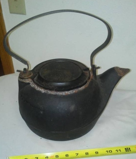 lot 79 image: Cast Iron Kettle WaterTeaCoffee Pot with sliding cover