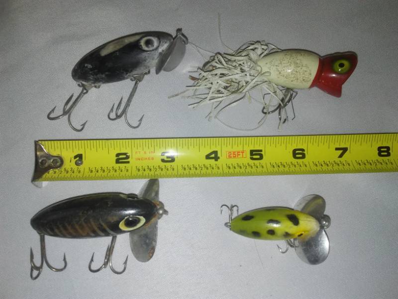 lot 84 image: 4 Lures  Jitterbugs, Hula Popper, Excellent