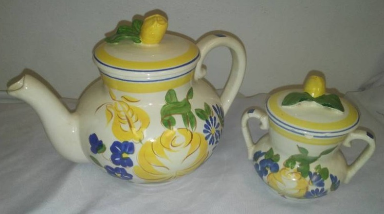lot 105 image: 1941 Redwing Britney teapot and sugar.