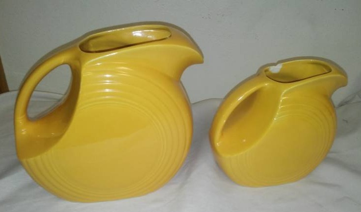 lot 106 image: 2 vintage Fiesta Ware pitchers, disc juice