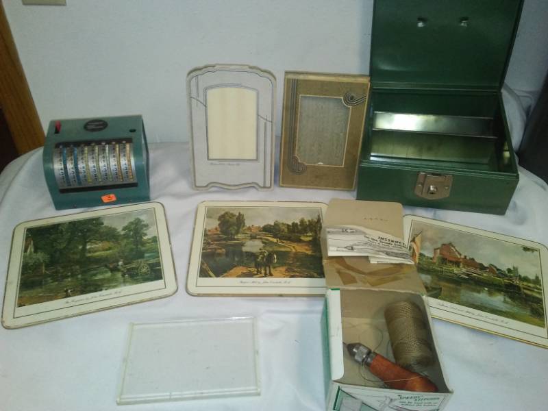 lot 107 image: Miscellaneous vintage Speedy Stitcher in box and more.