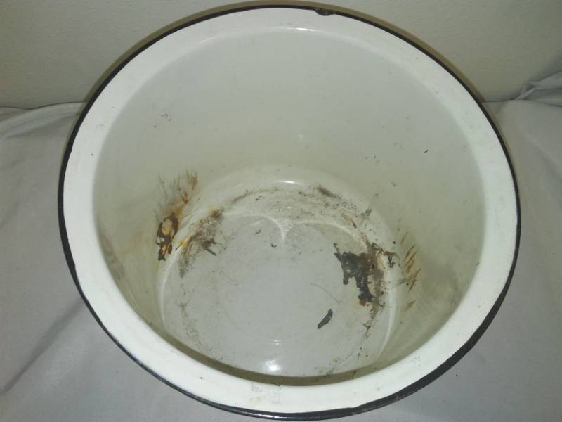 lot 116 image: Enamelware vintage white bucket.