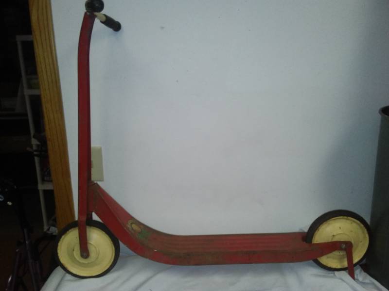 lot 117 image: Wee Wheelers vintage scooter