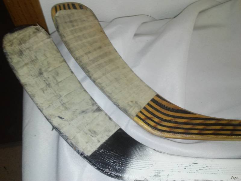 lot 121 image: 2 right hand hockey sticks. Easton classic and Nike Bauer