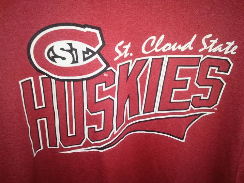 lot 132 image: St Cloud State Huskies t-shirt, large,
