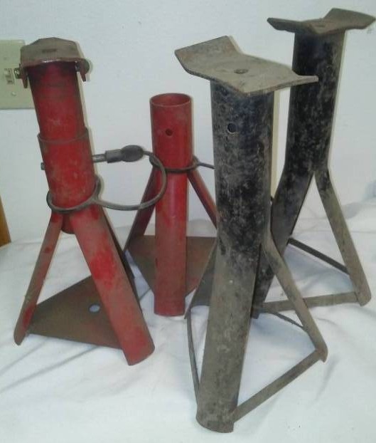 lot 138 image: 4 jack stands.