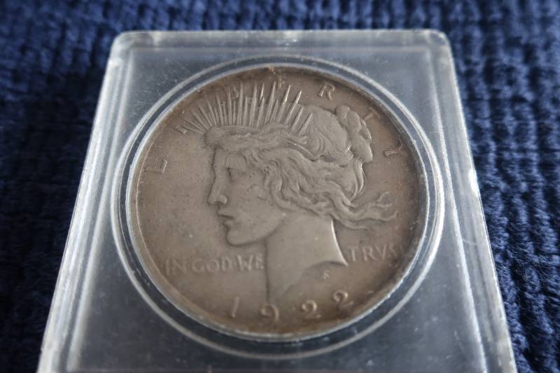 lot 401 image: 1922 Peace Dollar