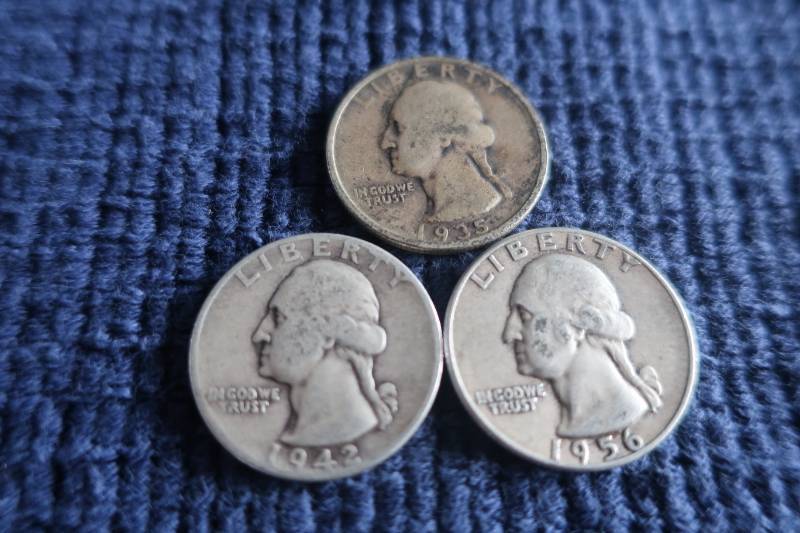 lot 416 image: 3 Silver Quarters - Unknown Mint - 1935, 1942, 1956