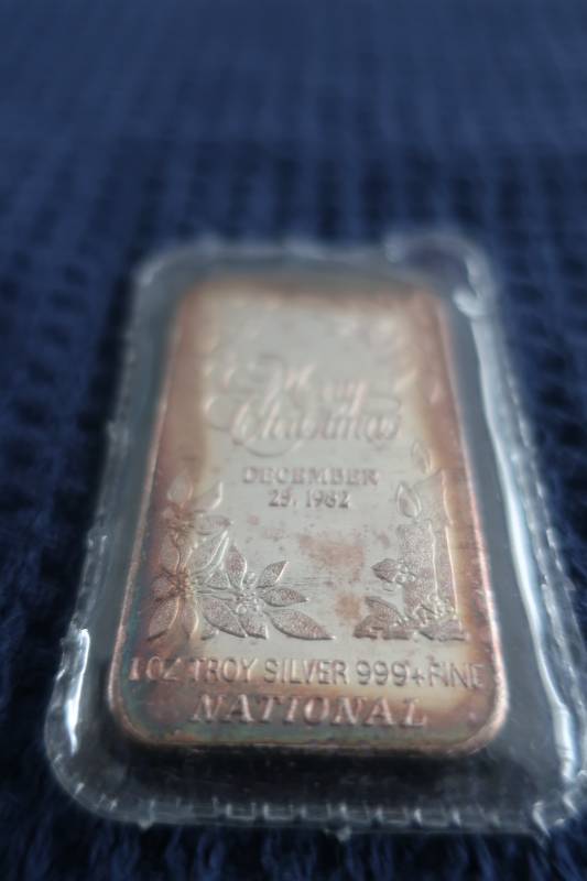lot 432 image: 1 Oz Fine Silver Bar - Christmas 1982