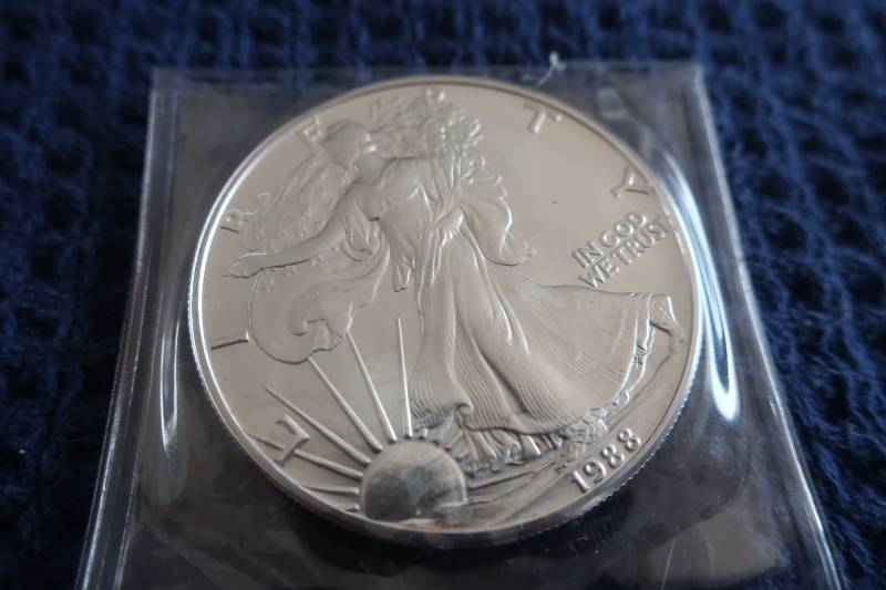 lot 450 image: 1988 Silver Eagle Dollar - 1 Oz. Fine Silver