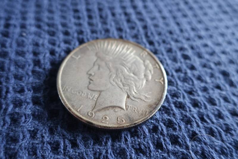 lot 472 image: 1925 Peace Dollar