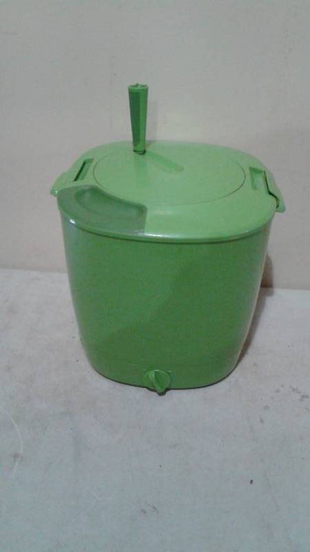 lot 50 image: The Laundry Pod Model 10 Hand Clothes Washer