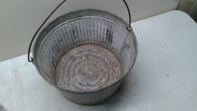 lot 39 image: Vintage Metal Bucket