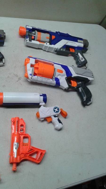 lot 54 image: Lot Of Nerf Hand Guns