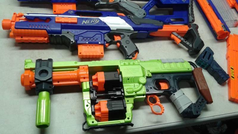 lot 53 image: Lot Of Nerf Guns, Clips