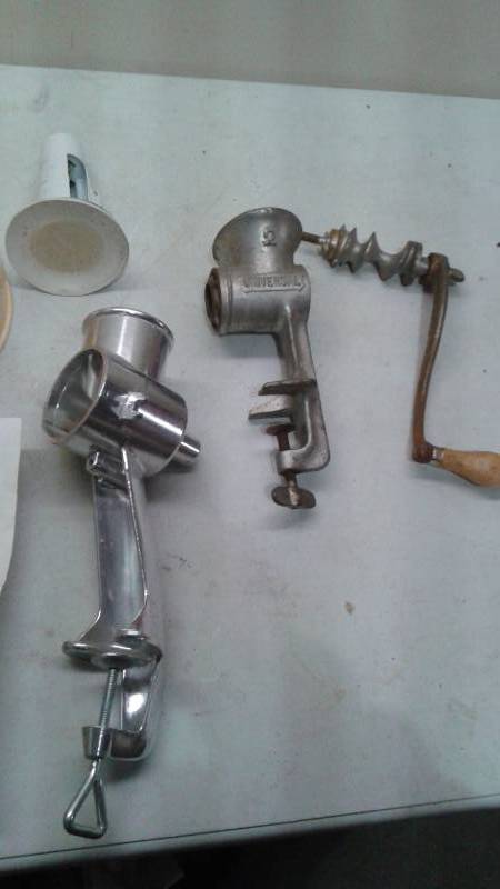 lot 105 image: Pair Of Vintage Meat Grinders And Juicer