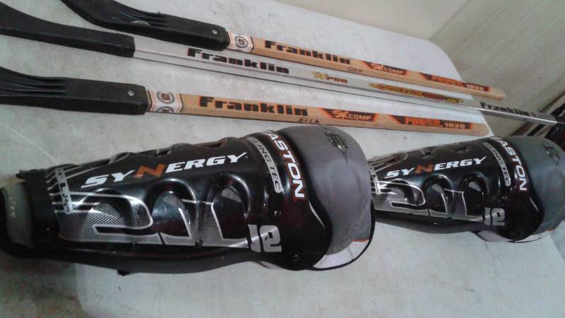 lot 115 image: Lot Of Street Hockey Sticks And Knee Pads