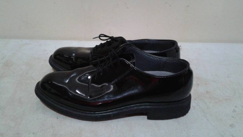 lot 126 image: Mens Dress Shoes, Size 9.5