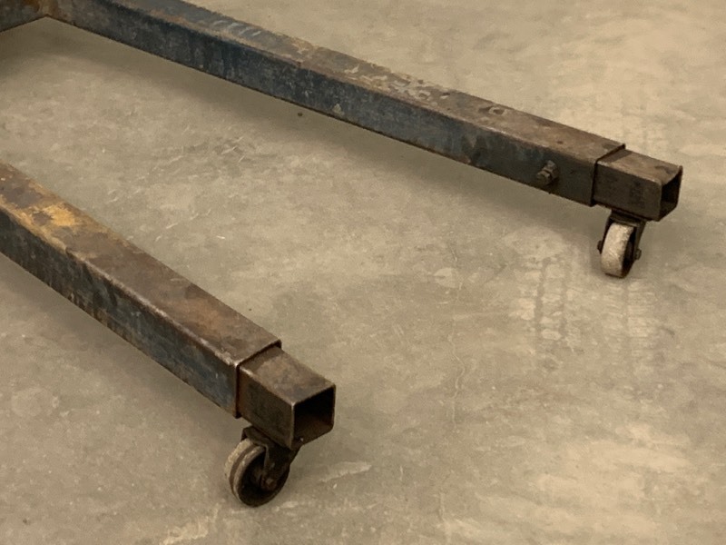 lot 24 image: Heavy Duty Automotive Engine Hoist