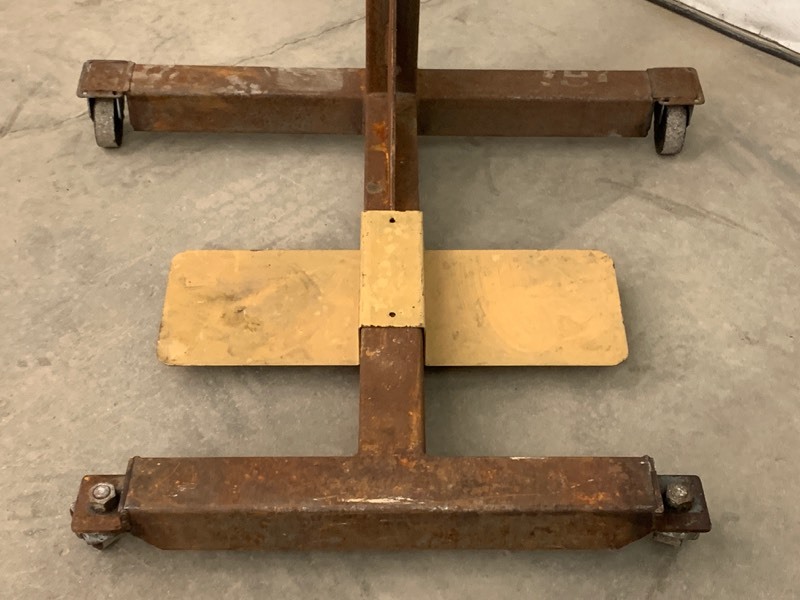 lot 25 image: Rolling Automotive Engine Stand