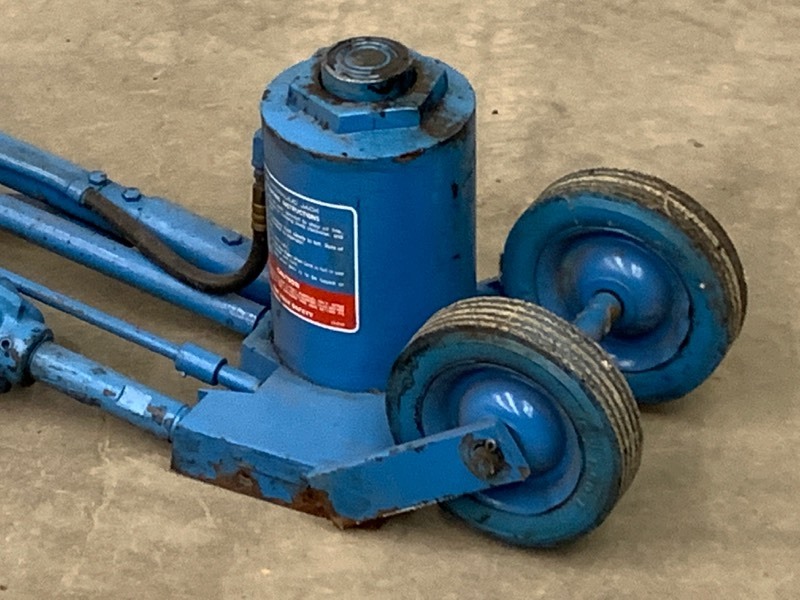 lot 23 image: Pneumatic Automotive Bottle Jack