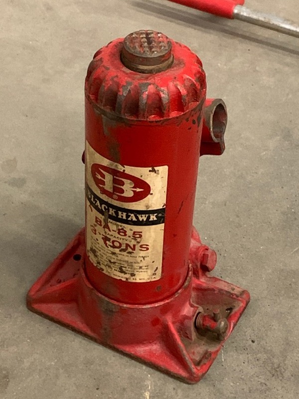 lot 28 image: Steering Wheel Lock & Bottle Jack
