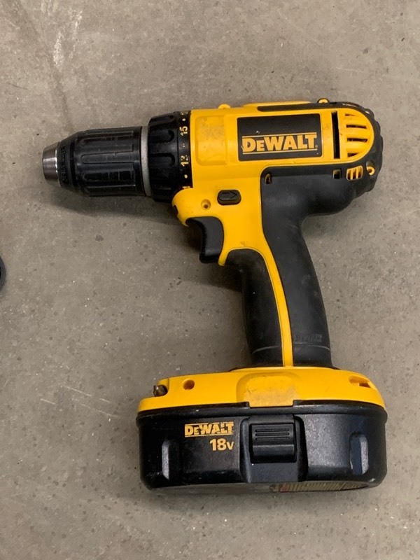 lot 14 image: DeWalt Cordless Drill Set