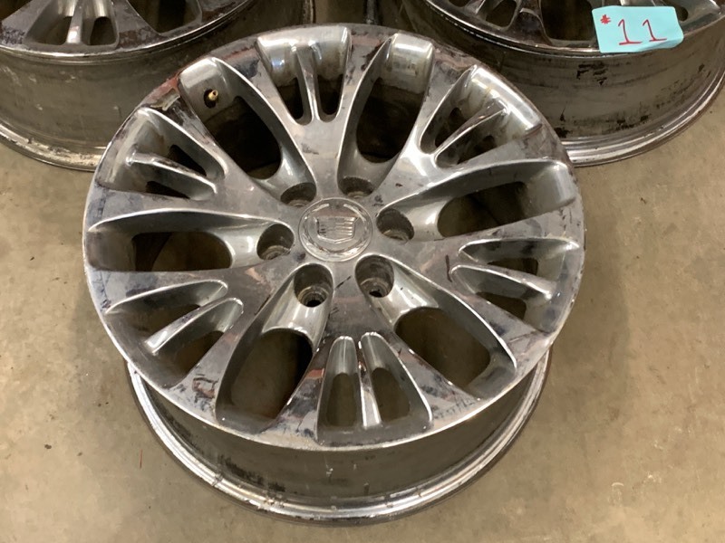 lot 11 image: (4) GM Cadillac SUV Wheels