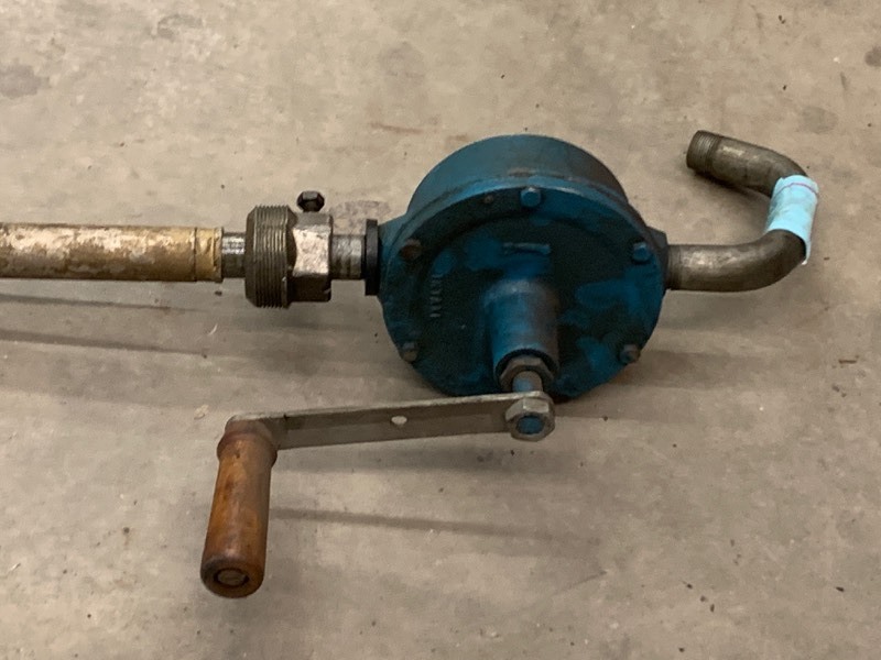 lot 31 image: (1) Barrel Pump & (1) Bucket Greaser