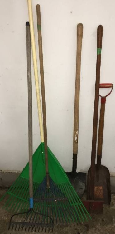 lot 19 image: Yard Tools